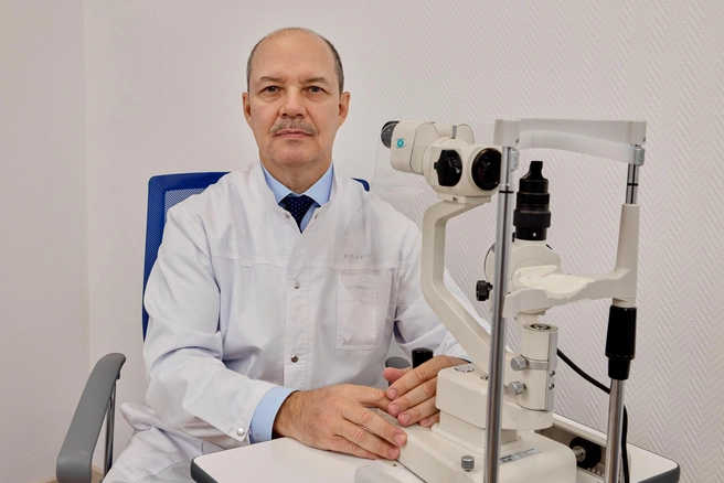 Главврач клиники «Глаз» имени С. Федорова, кандидат медицинских наук, офтальмохирург с более чем 30-летним стажем Б.&nbsp;В.&nbsp;Романенко рассказал о возможностях диагностики в современной глазной клинике | Источник: клиника микрохирургии «Глаз» имени академика С.&nbsp;Н.&nbsp;Федорова