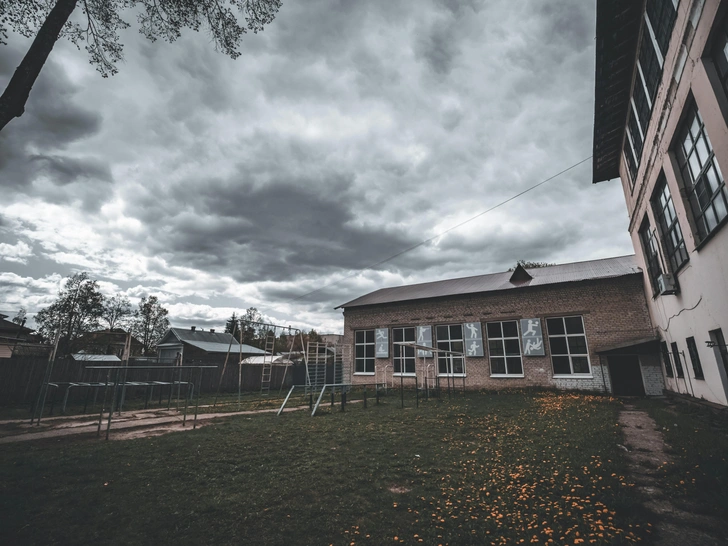 Местные жители переволновались, услышав звуки стрельбы неподалеку от школы | www.starhit.ru