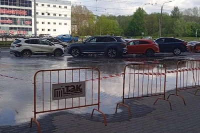 На Коломяжском проспекте прорвало трубу с горячей водой