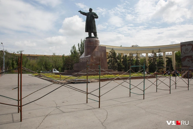 Владимира Ильича начали прятать за невысоким забором | Источник: Константин Завриков / V1.RU