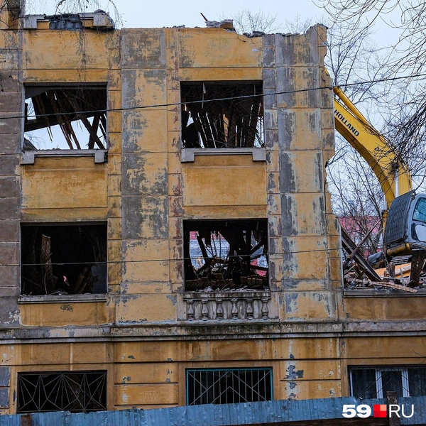 Большинства окон в доме уже нет | Источник: Тимофей Калмаков / 59.RU 