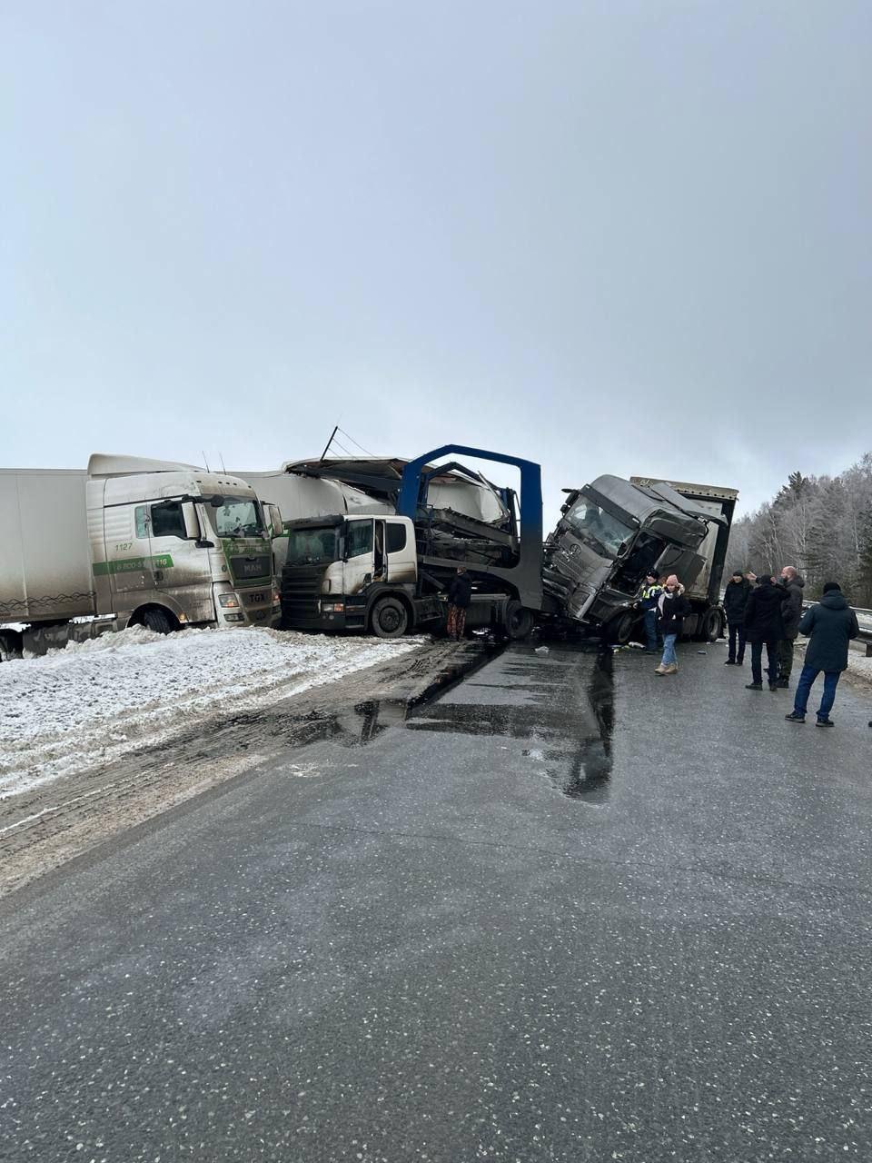 Распластанные фуры заблокировали дорогу в Екатеринбург на федеральной  трассе Екатеринбург — Тюмень - 23 декабря 2023 - Е1.ру