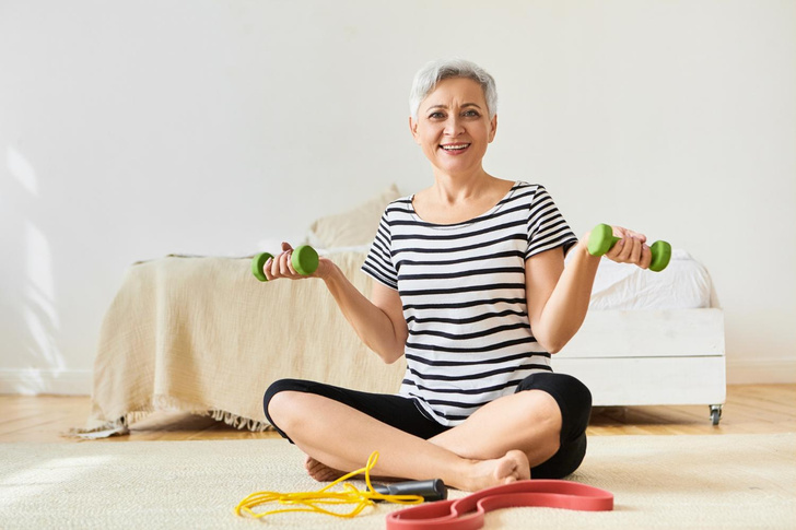Поможет похудеть и забыть о боли в суставах: простая зарядка для людей старше 50