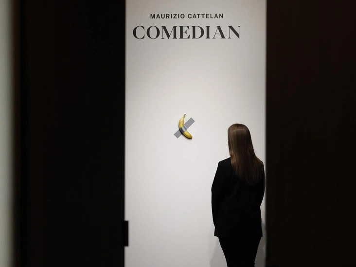 Предварительный просмотр вечернего аукциона Sotheby's в Нью-Йорке, на котором представлен «Комедиант» Маурицио Каттелана, 25 октября 2024