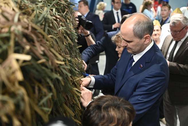 За вечер гости успели сплести две маскировочные сети размером 3 на 4 метра | Источник: Максим Воробьев
