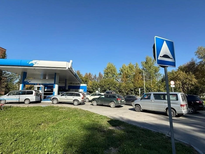 На «Газпромнефти» на Строителей 25-30 машин | Источник: Дарья Староверова / NSG.RU