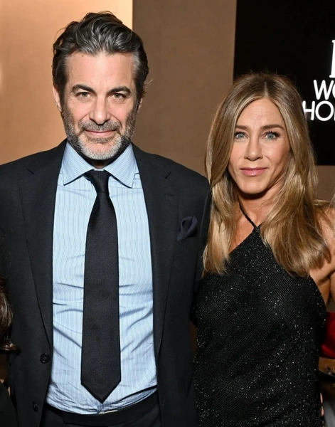 Дженнифер Энистон и Джим Кертис | Источник: Соцсети