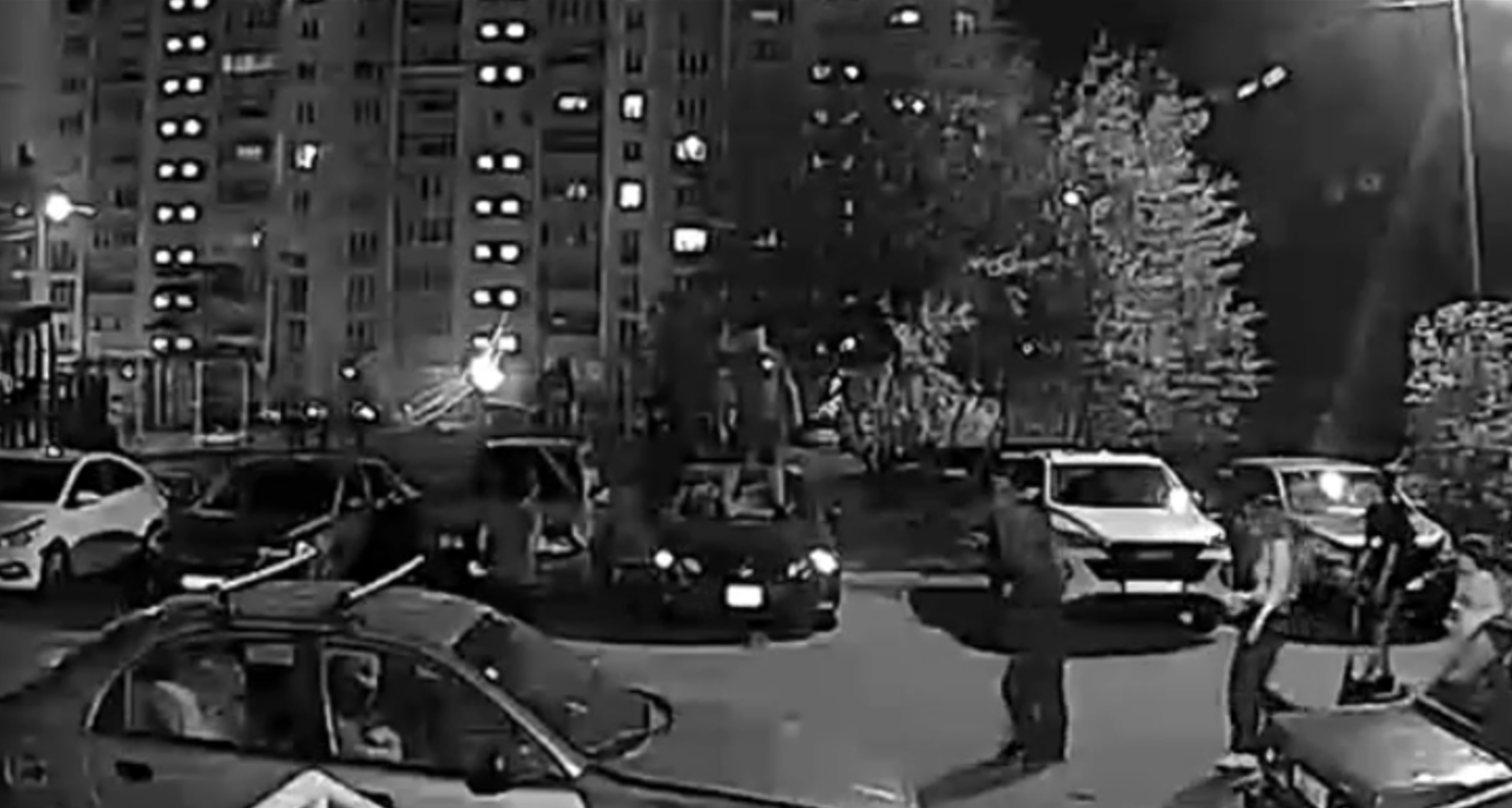 В Челябинске мужчина разбил припаркованный во дворе многоэтажки Lexus. Оказалось, это машина его жены