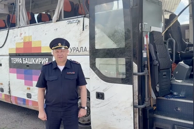 Опрокинувшийся автобус достали из кювета