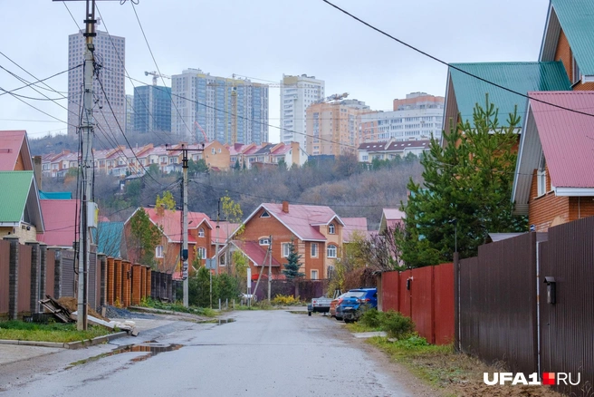 А другие дома возвышаются над этим кварталом | Источник: Булат Салихов / UFA1.RU