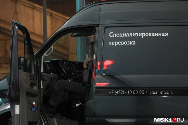 К зданию подъехала специализированная перевозка ГБУ «Ритуал» | Источник: MSK1.RU