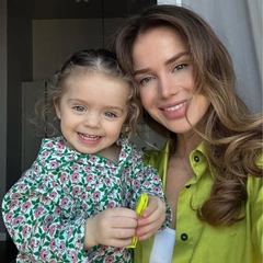 Певица Алекса устроила трогательную фотосессию с дочкой у новогодней елки: «Мамина принцесса»