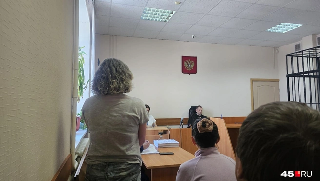 Марина Камшилова находится под домашним арестом и поэтому сидела в зале суда с остальными участниками и слушателями дела  | Источник: Дарья Никитченко
