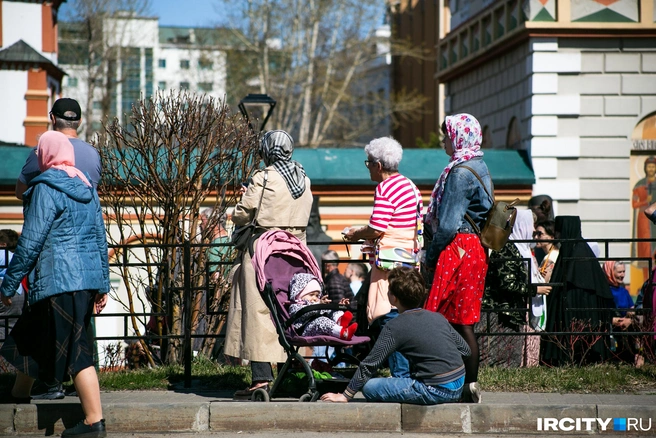 Некоторые горожане предпочитали наблюдать за происходящим со стороны | Источник: Ксения Филимонова / «ИрСити»
