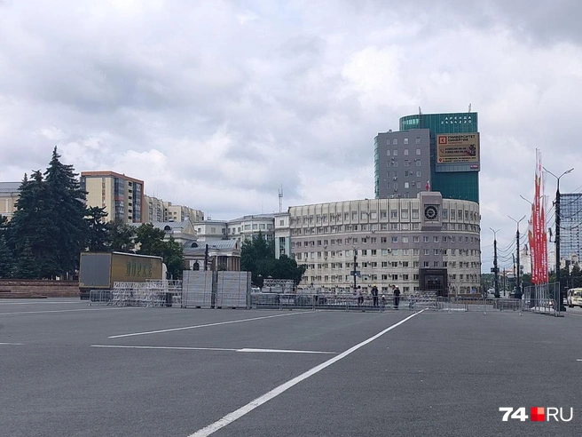 С утра на площадь привозят оборудование | Источник: читатель 74.RU