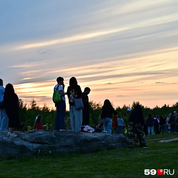 Зрители наслаждаются красками уходящего дня | Источник: Василина Любимова / 59.RU