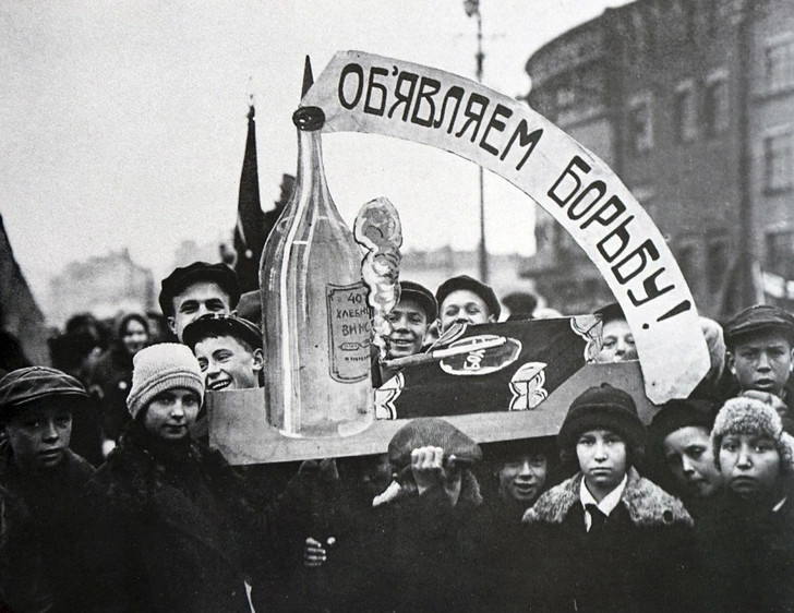 Плакат о борьбе с пьянством в колонне школьников на демонстрации в Москве 7 ноября 1928 года | Источник: World History Archive / Alamy / Legion-Media