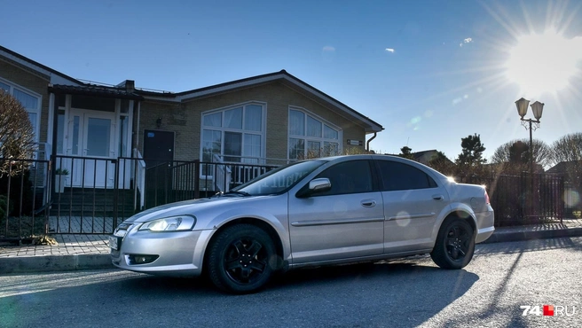 Оригинальный Chrysler Sebring второго поколение начали выпускать еще в 2001 году, то есть к 2008 году модель уже была пенсионной | Источник: Артем Краснов