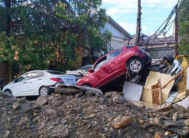 Более 50 автомобилей унесло потоками воды во время ливня в Сочи | ya62.ru
