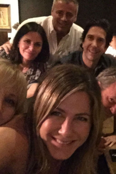 Фото дня: Дженнифер Энистон завела аккаунт в соцсети и опубликовала снимок с актерами из «Друзей»