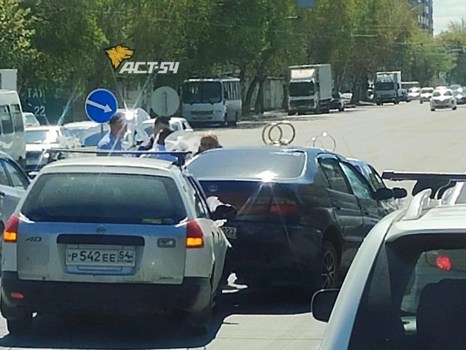 Пользователи соцсетей желают счастья молодожёнам в комментариях | Источник: «АСТ-54 Black»