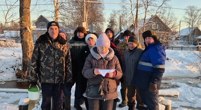 Оба моста, по словам жителей, небезопасны | Источник: Коротко и по делу | Михаил Шишов | Архангельск / Vk.com