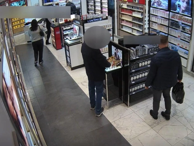 Подозреваемый взял косметику и скрылся | Источник: Транспортная полиция СЗФО