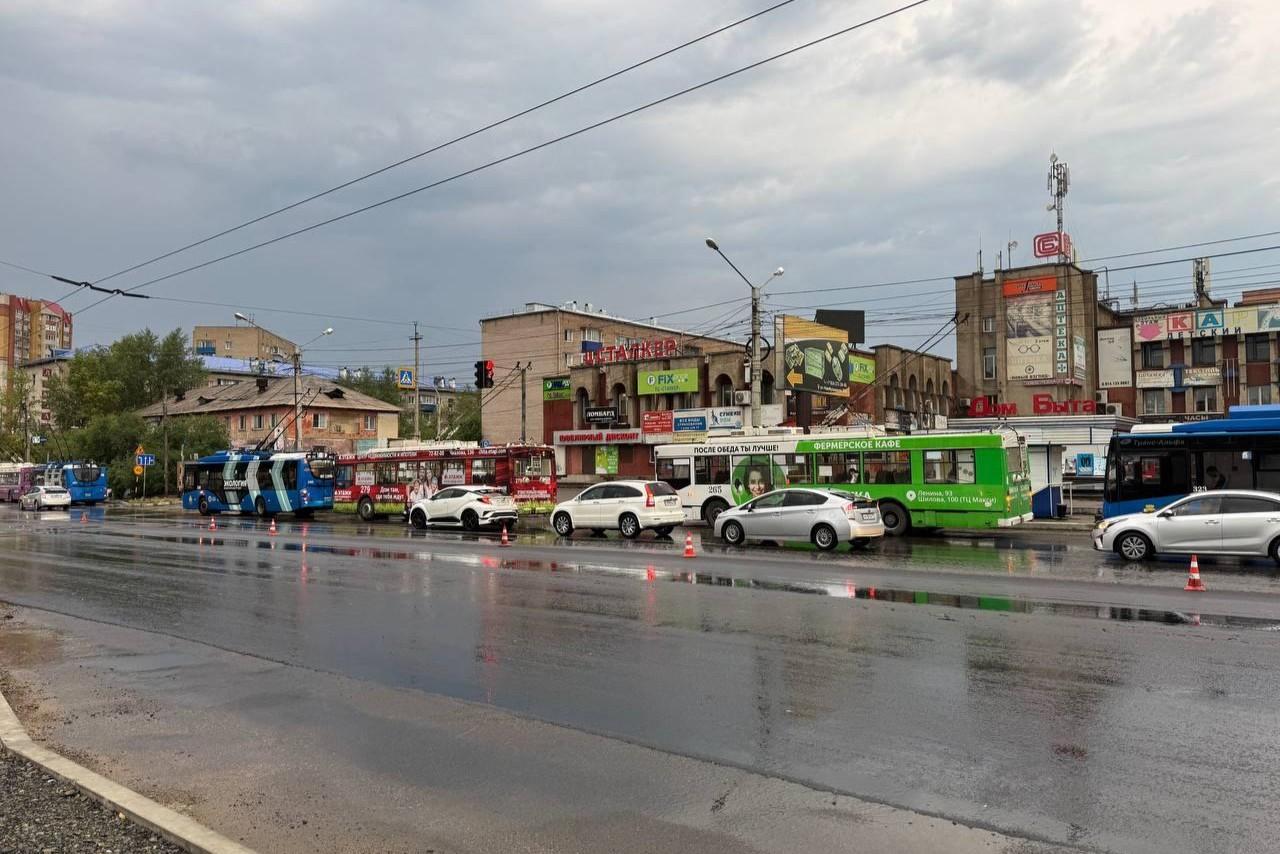Поток воды на дороге остановил троллейбусы в Чите