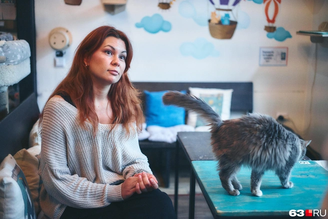 Яна Николаева — управляющий котокафе и зоопсихолог | Источник: Роман Данилкин / 63.RU