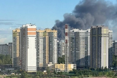 Два ангара горят на Софийской: площадь 2000 кв. м