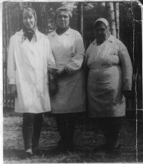 Продуктовый магазин в Вырице у ГЭС и его сотрудники, 1970-е гг. | Источник: vyritsa.ru