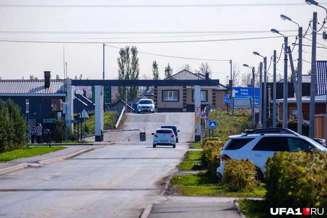 Въезд в поселок через шлагбаум, но остановка находится уже на территории, поэтому он всегда открыт | Источник: Булат Салихов / UFA1.RU