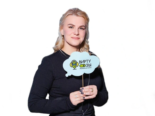 Руководитель школы Оксана Ширшова считает, что никогда не поздно исполнить свои мечты | Источник: «Виртуозы»