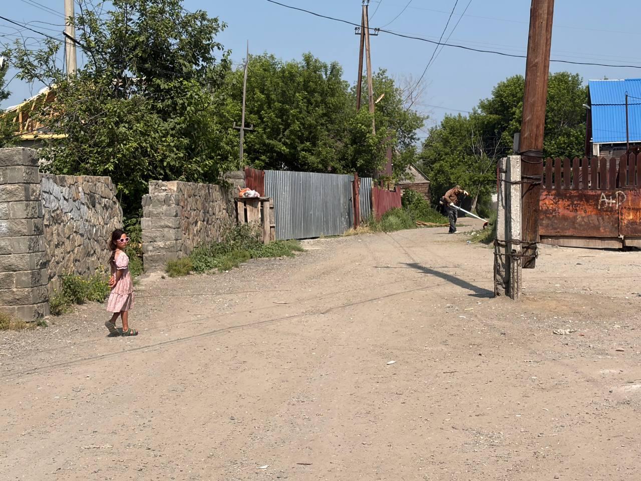 «Не кочуем, коней не воруем, гадать разучились». Как на окраине большого города живет цыганский табор — там до сих пор слушают барона