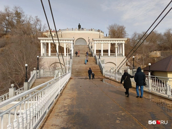 На мосту людей уже гораздо больше, чем на Красной площади | Источник: Владислав Митрошин / 56.RU