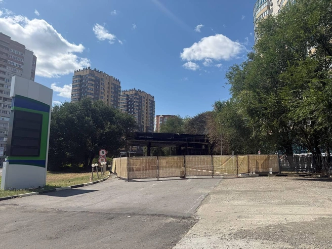 Сгоревшую заправку на проспекте Королёва огородили — именно там заправлялся Рыжиков | Источник: Марина Рыбалкина / 161.RU