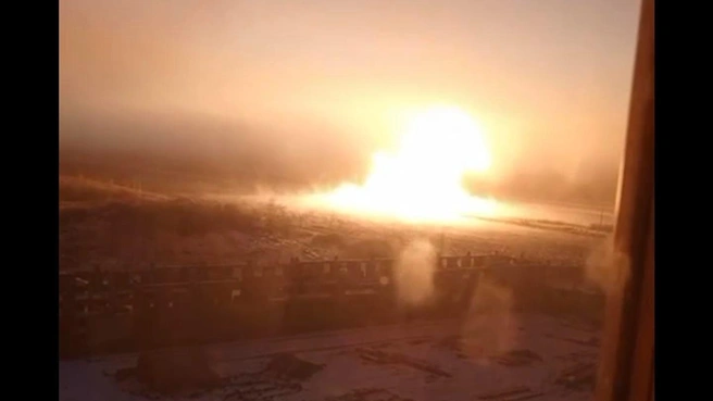 Небо осветил столб огня: под Омском взорвалась газовая труба — кадры | Источник: Новости Омска | Жесть / Telegram