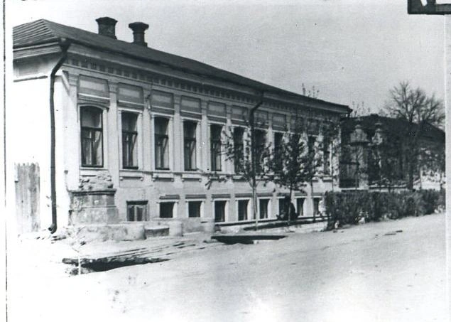 А так усадьба выглядела в 1954 году | Источник: книга «Дом со львами. Личность и усадьба в истории Оренбурга рубежа XIX–XX вв.» (Бурлуцкая Е. В., Попова К. Ю., Шлеюк С. Г.)