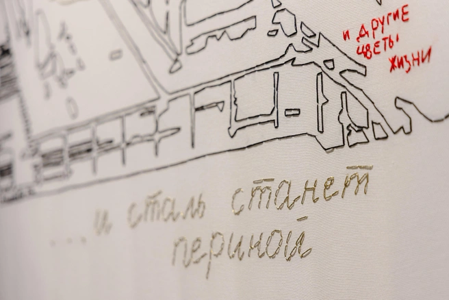 Не все знают, что когда-то в цехах ЧТПЗ изготавливали детские кроватки… Анастасия Иваненкова отразила этот трогательный факт в своей работе | Источник: Илья Бархатов