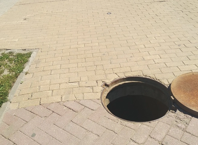 Рязанцы пожаловались в соцсетях на открытый люк на площади Победы | ya62.ru
