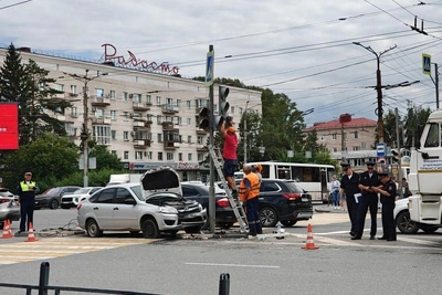 Восемь пострадавших в ДТП на Ленинградской площади