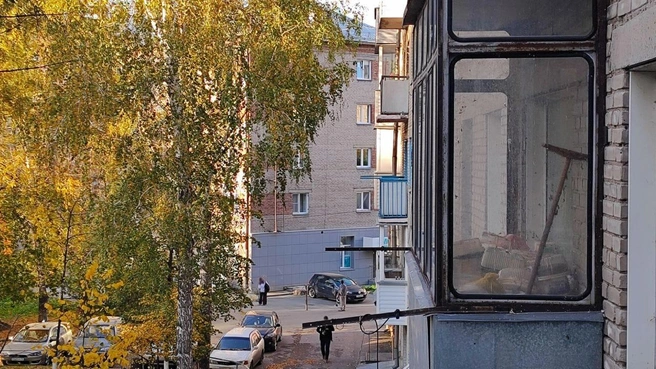 Балкон Александра тоже завален продуктами | Источник: читатель НГС