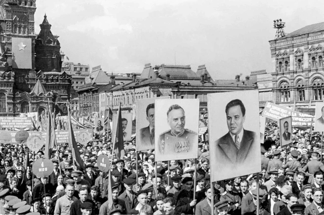 Первомайская демонстрация на Красной площади в 1946 году | Источник: Н. Драчинский / Главархив Москвы