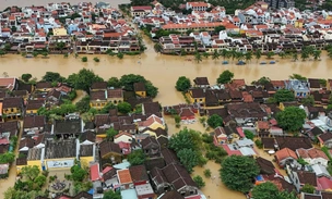 Российские туристы застряли в автобусе во Вьетнаме из-за наводнения