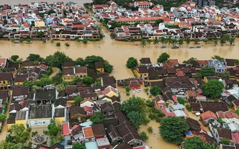 Российские туристы застряли в автобусе во Вьетнаме из-за наводнения