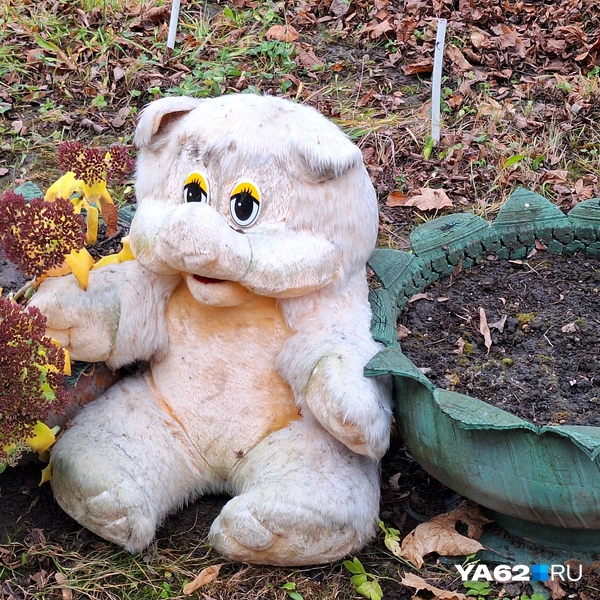 Несколько игрушек стоят напротив подъезда, отдельно от остальных | Источник: Мария Борзева / YA62.RU