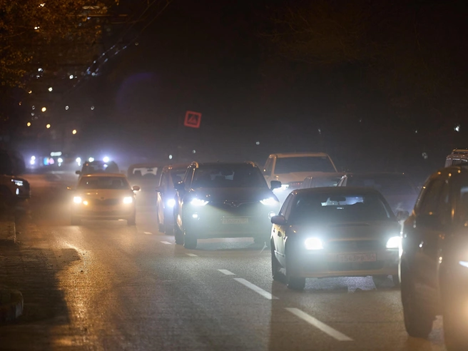 Полив улиц разрешён только в дневное время при положительных температурах, чтобы избежать образования гололёда | Источник: Александр Ощепков