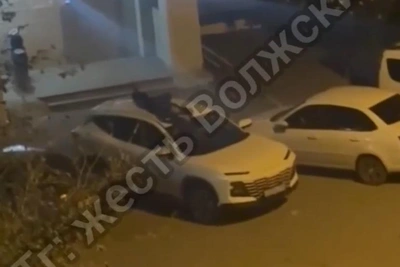 Волжанин устроил пробежку по крышам машин и попал на видео