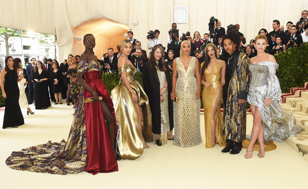 Фото №1 - Кто из звезд надел на Met Gala 2018 масс-маркет и зачем они это сделали?