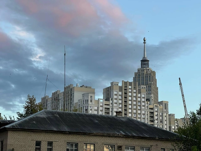 «Московская сталинка» в Екатеринбурге стоит рядом с Южным автовокзалом | Источник: Екатерина Пшенова / E1.RU